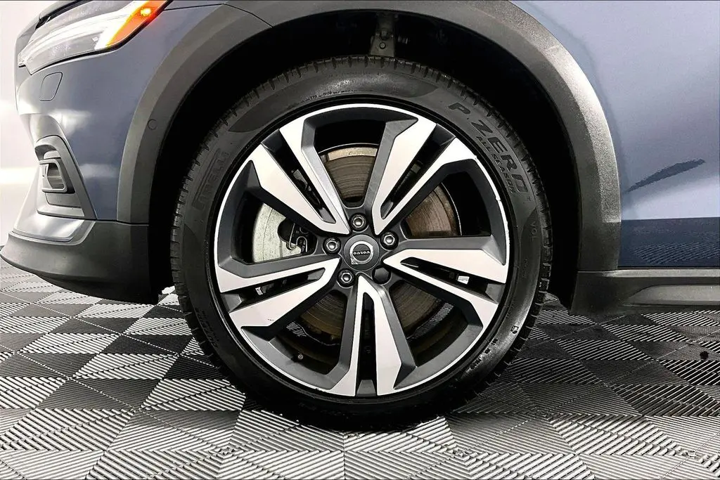 2025 Volvo V60 - $34,941
