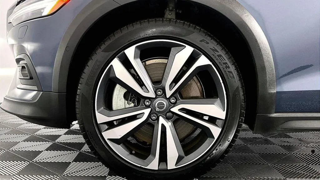 2025 Volvo V60 Cross Country B5 Plus