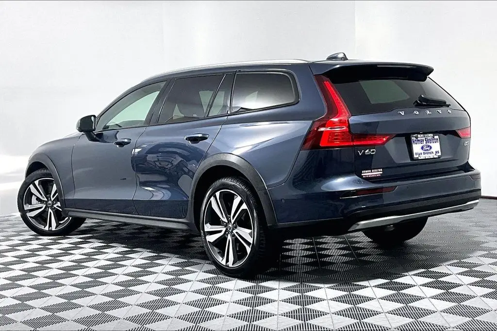 2025 Volvo V60 - $34,941