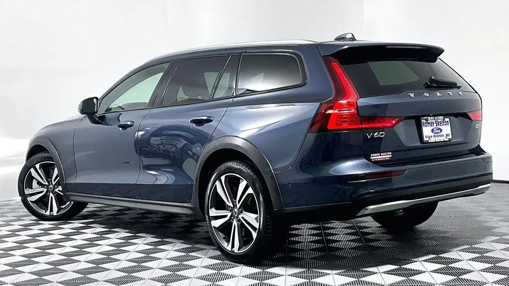2025 Volvo V60 Cross Country B5 Plus