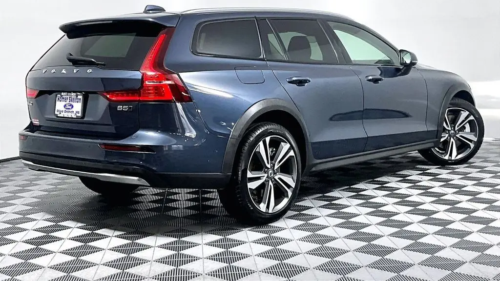 2025 Volvo V60 Cross Country B5 Plus