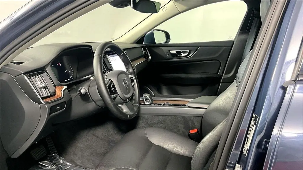 2025 Volvo V60 Cross Country B5 Plus