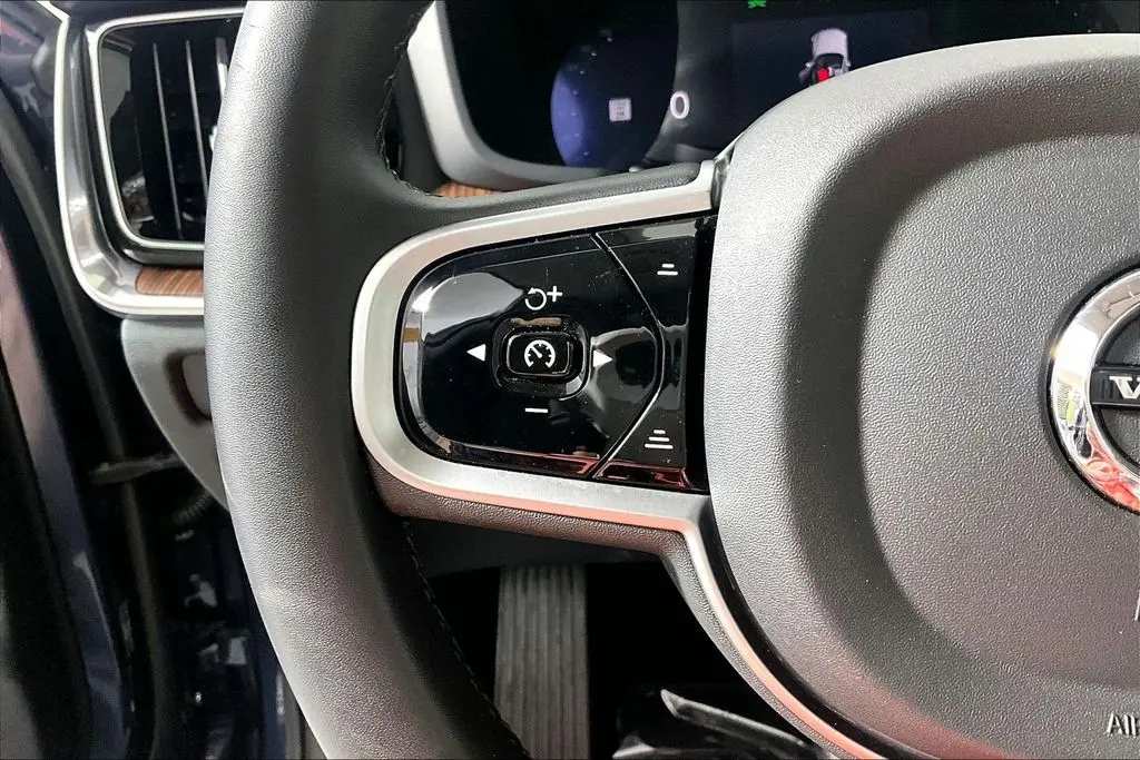 2025 Volvo V60 - $34,941