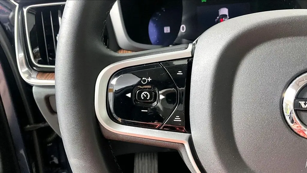 2025 Volvo V60 Cross Country B5 Plus