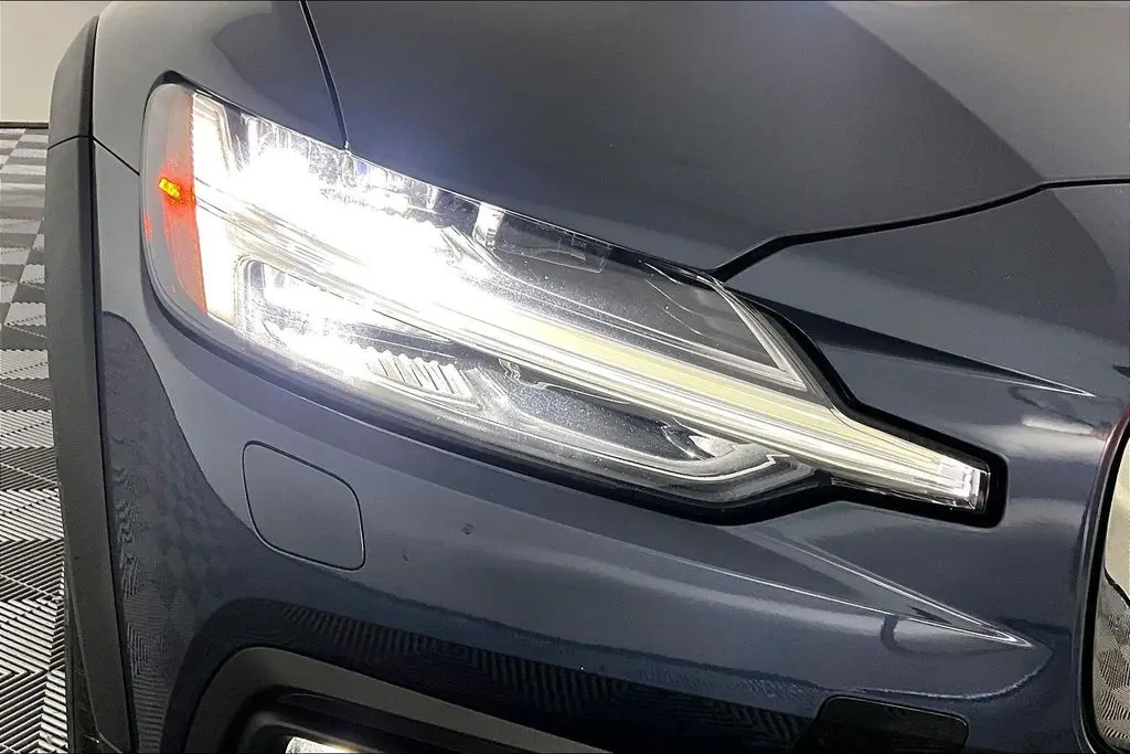 2025 Volvo V60 - $34,941