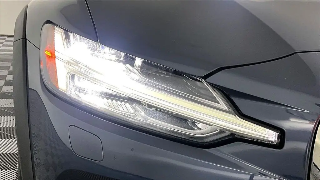 2025 Volvo V60 Cross Country B5 Plus
