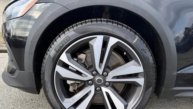 2025 Volvo V60 Cross Country B5 Plus