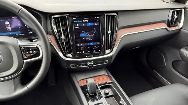 2025 Volvo V60 Cross Country B5 Plus