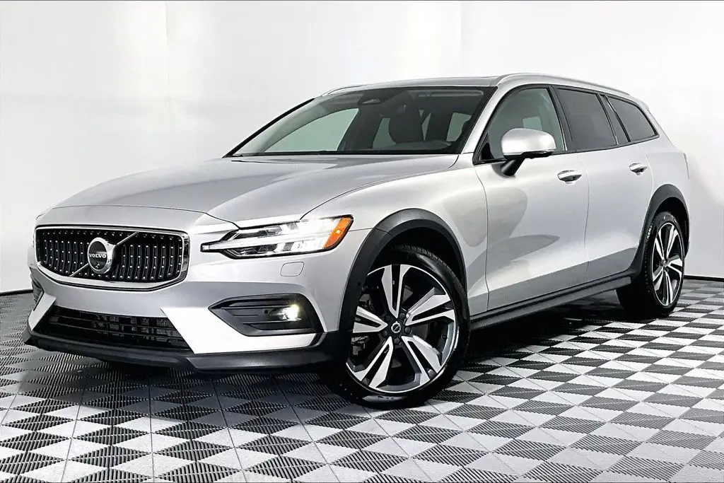 2025 Volvo V60 - $36,241