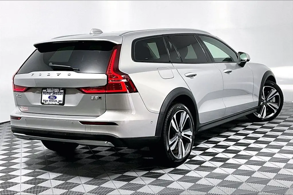2025 Volvo V60 - $36,241