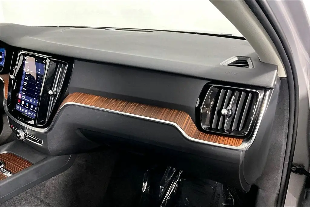 2025 Volvo V60 - $36,241