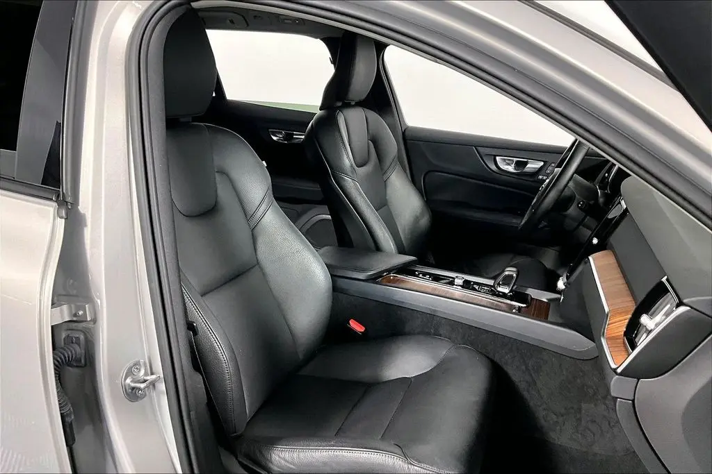 2025 Volvo V60 - $36,241