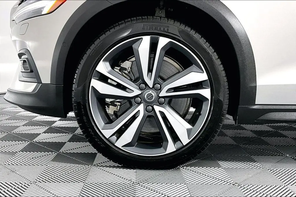 2025 Volvo V60 - $36,241