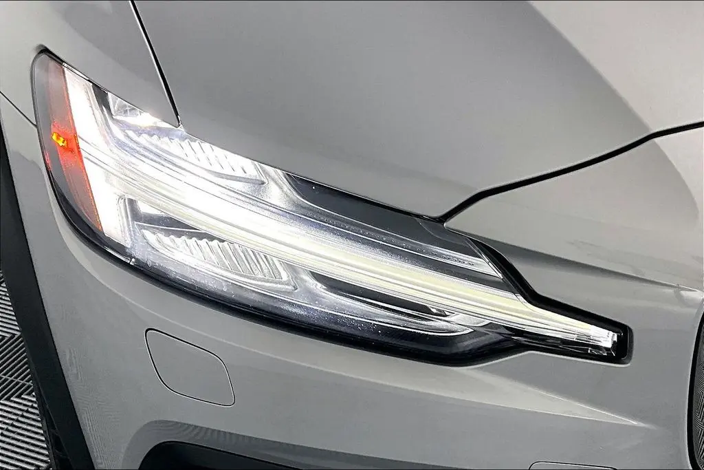 2025 Volvo V60 - $36,241