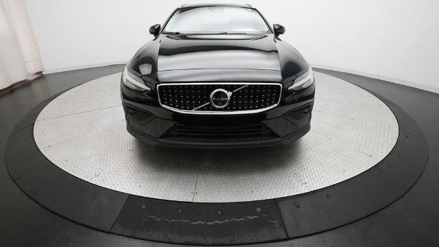 2025 Volvo V60 Cross Country B5 Plus