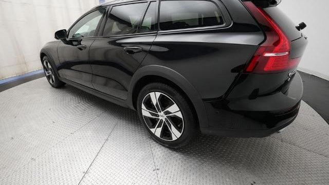 2025 Volvo V60 Cross Country B5 Plus