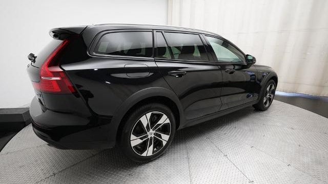 2025 Volvo V60 Cross Country B5 Plus