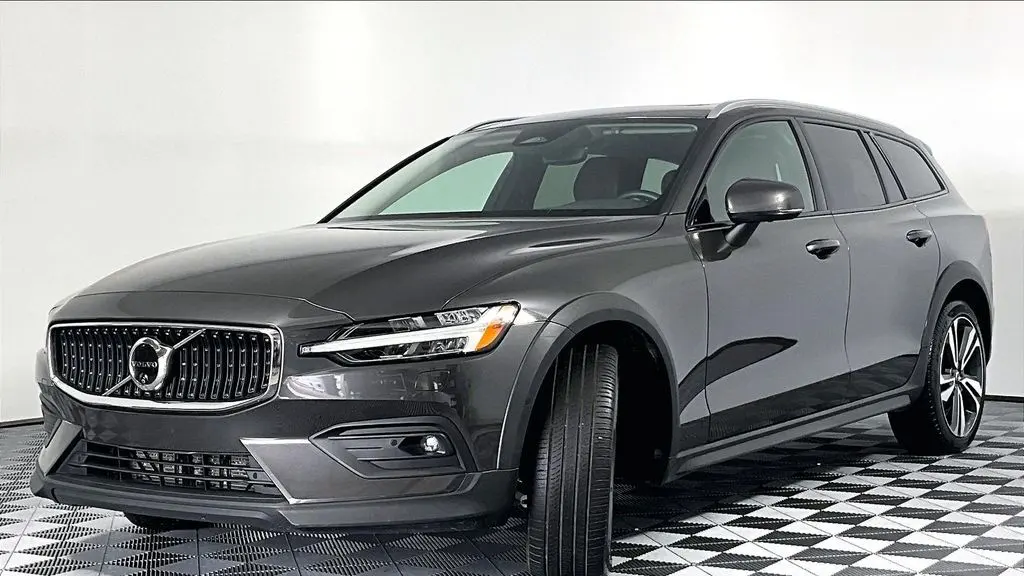 2025 Volvo V60 Cross Country B5 Plus