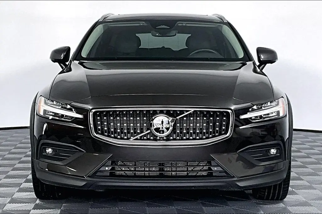 2025 Volvo V60 - $34,941