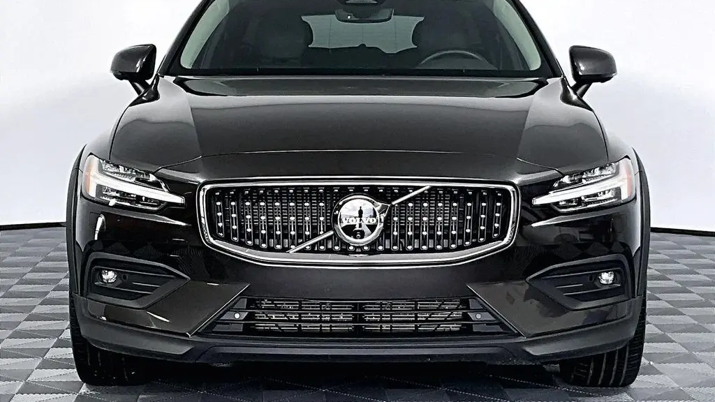 2025 Volvo V60 Cross Country B5 Plus