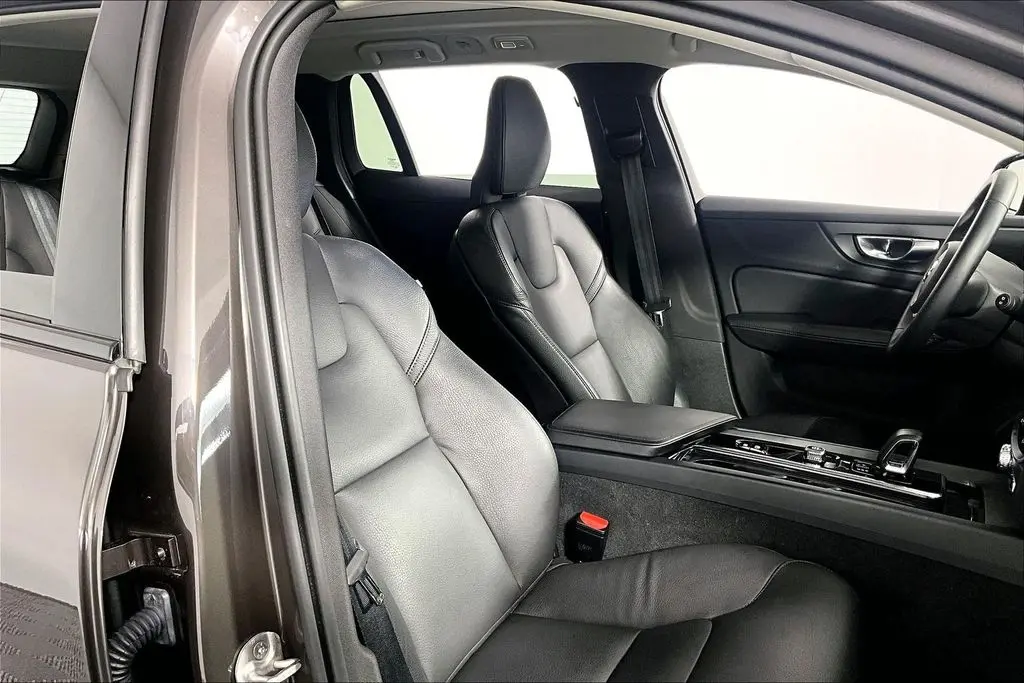2025 Volvo V60 - $34,941