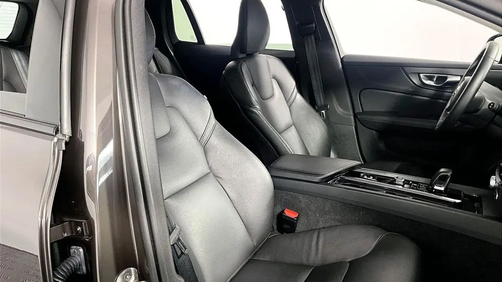 2025 Volvo V60 Cross Country B5 Plus