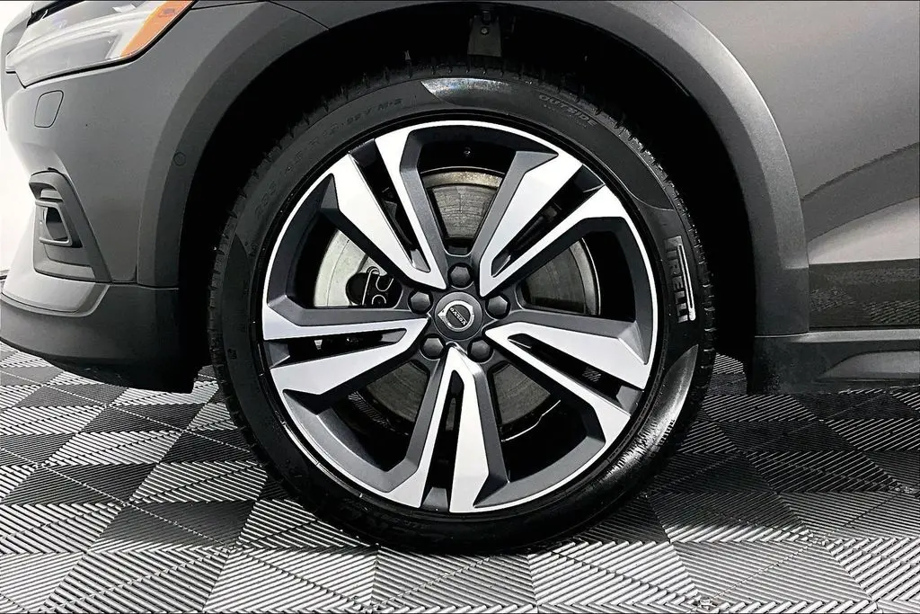 2025 Volvo V60 - $34,941
