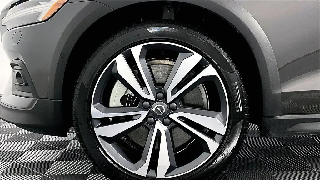 2025 Volvo V60 Cross Country B5 Plus