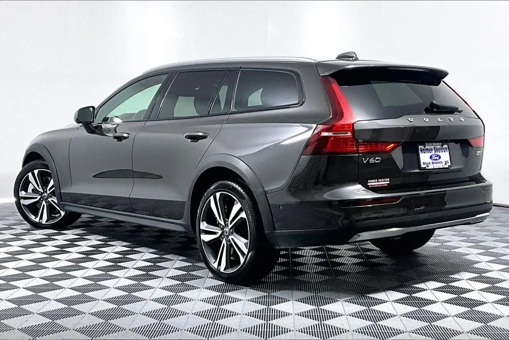 2025 Volvo V60 - $34,941