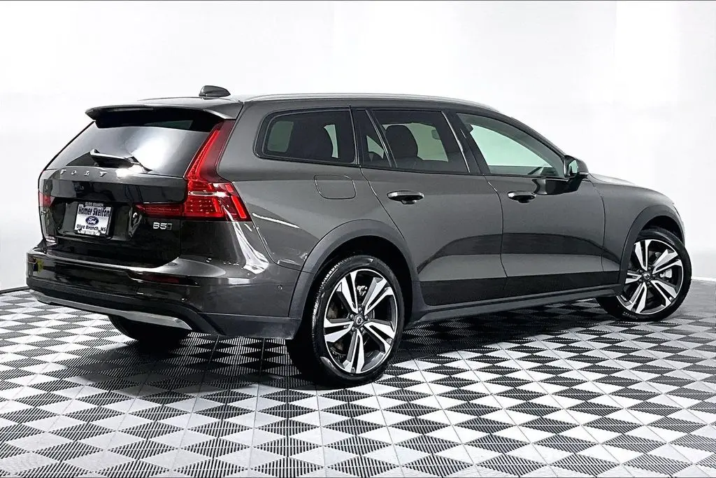 2025 Volvo V60 - $34,941