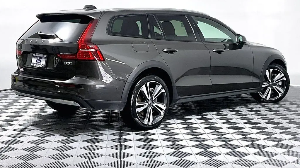 2025 Volvo V60 Cross Country B5 Plus