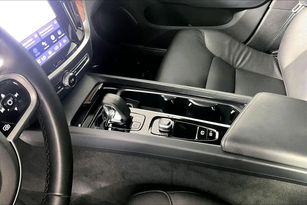 2025 Volvo V60 - $34,941