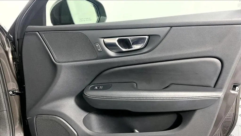 2025 Volvo V60 Cross Country B5 Plus