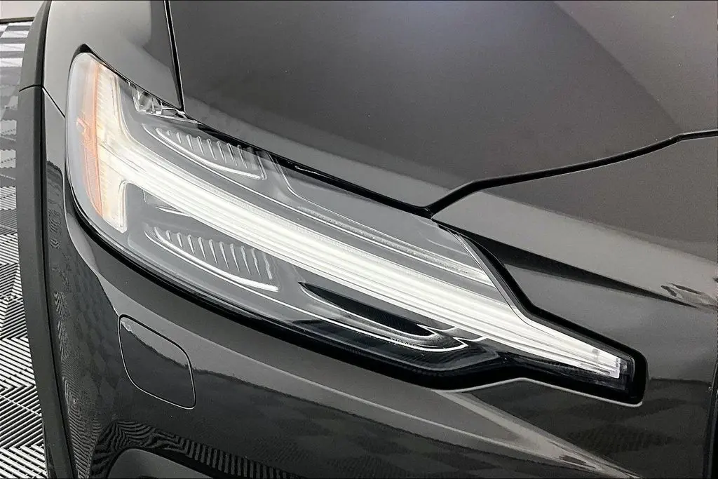 2025 Volvo V60 - $34,941
