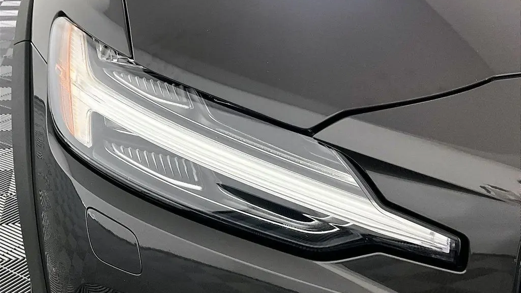 2025 Volvo V60 Cross Country B5 Plus