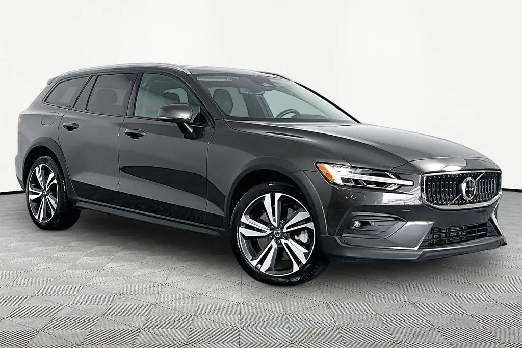 2025 Volvo V60 - $34,941