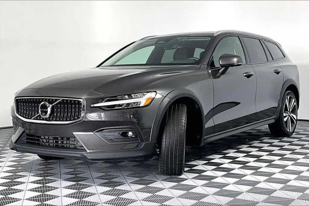 2025 Volvo V60 - $34,941