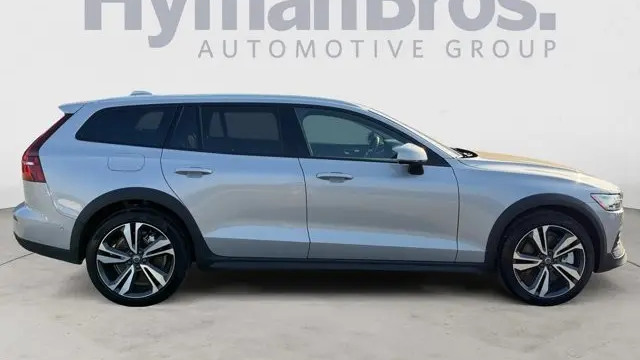 2025 Volvo V60 Cross Country B5 Plus