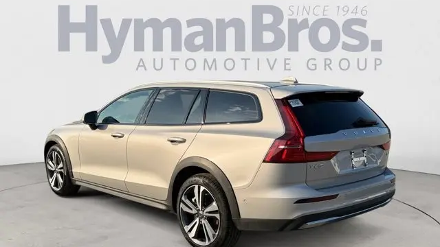 2025 Volvo V60 Cross Country B5 Plus