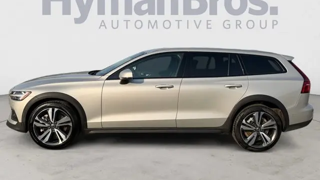 2025 Volvo V60 Cross Country B5 Plus