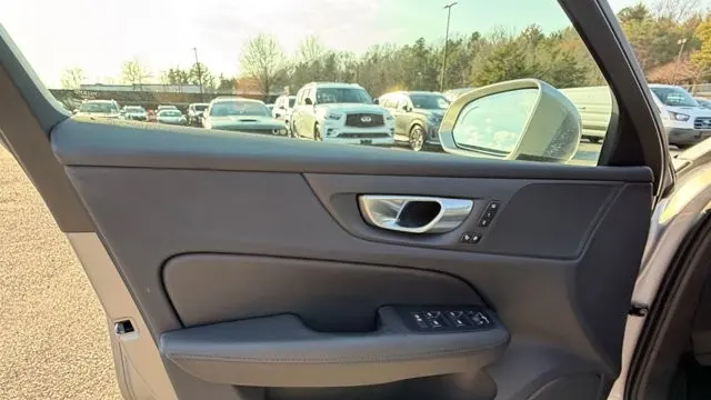 2025 Volvo V60 Cross Country B5 Plus