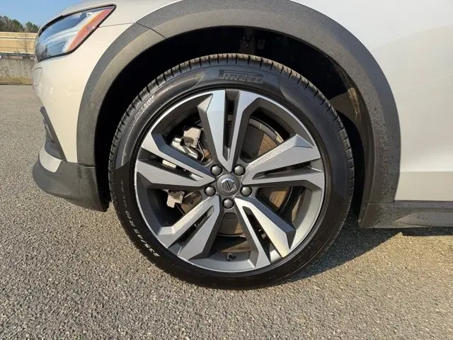 2025 Volvo V60 - $35,995