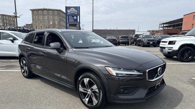 2025 Volvo V60 Cross Country B5 Plus