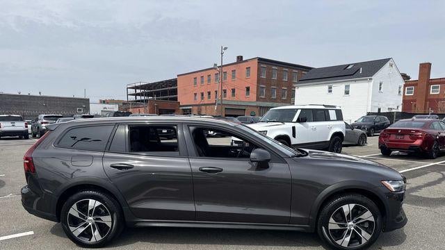 2025 Volvo V60 Cross Country B5 Plus