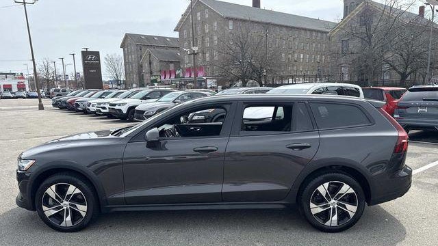 2025 Volvo V60 Cross Country B5 Plus