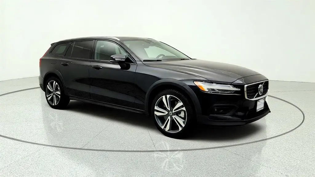 2025 Volvo V60 - $33,495