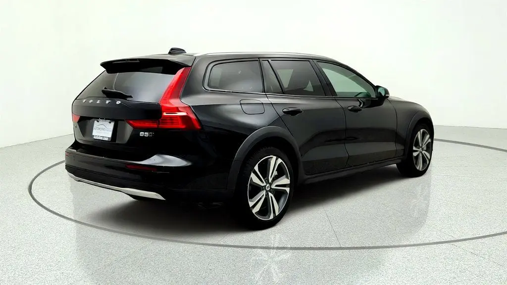 2025 Volvo V60 - $33,495