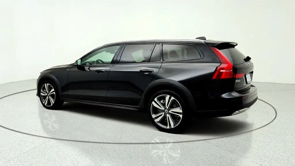 2025 Volvo V60 - $33,495