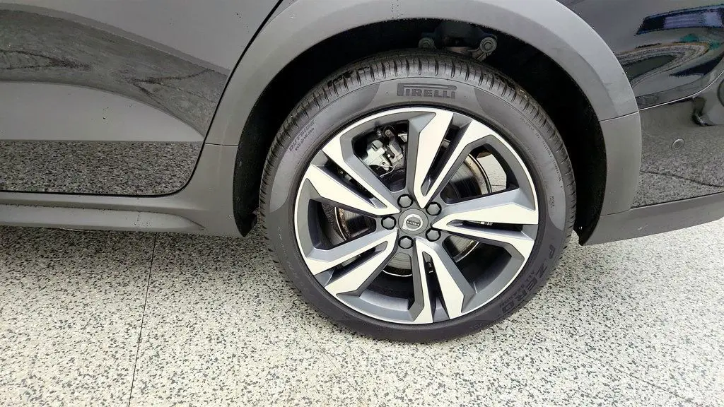 2025 Volvo V60 - $33,495