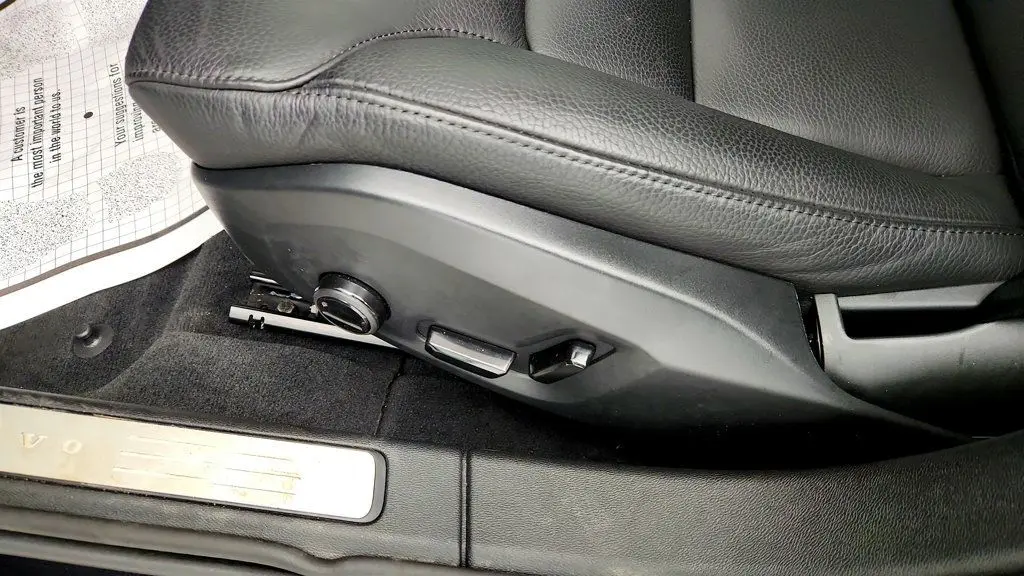 2025 Volvo V60 - $33,495
